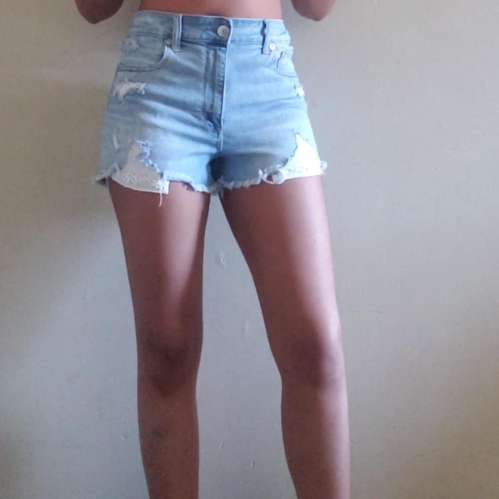 (6)AEO Light Wash Distressed Hi-Rise Shorts Next Level Stretch Size 12 (EUC)